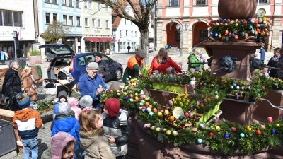 Der Neptunbrunnen auf dem Neustädter Marktplatz wurde vom Neustädter Obst- und Gartenbauverein sowie von zahlreichen Mädchen und Jungen geschmückt. (Foto: Ute Niephaus)