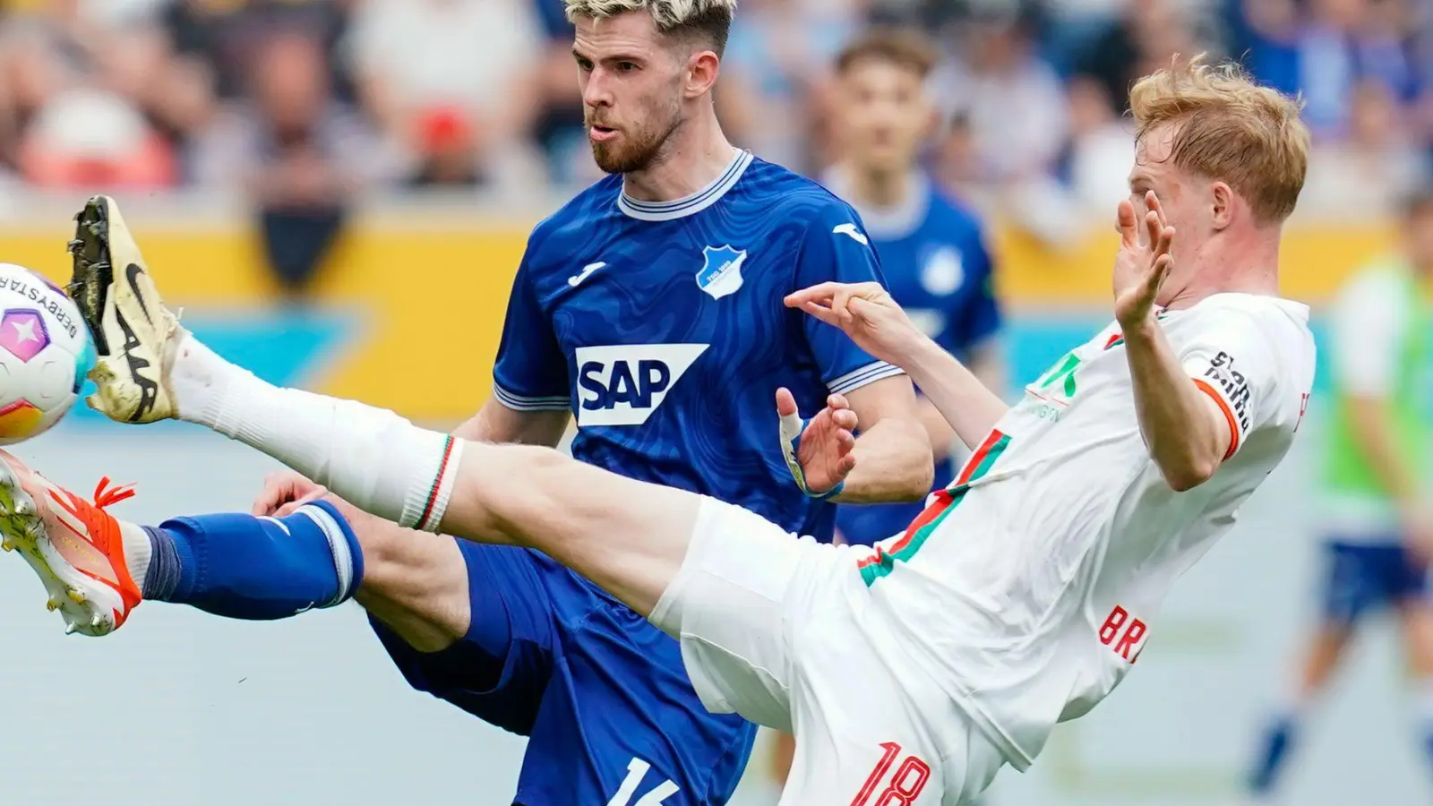 Hoffenheims Anton Stach (l) und Augsburgs Tim Breithaupt kämpfen um den Ball. (Foto: Uwe Anspach/dpa)