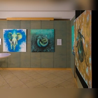 Im Erdgeschoss zeigt Katja Weinmann ihre neuen Arbeiten, gemalt in Öl, Acryl und mit Schlagmetall. (Foto: René Chlopotowski)