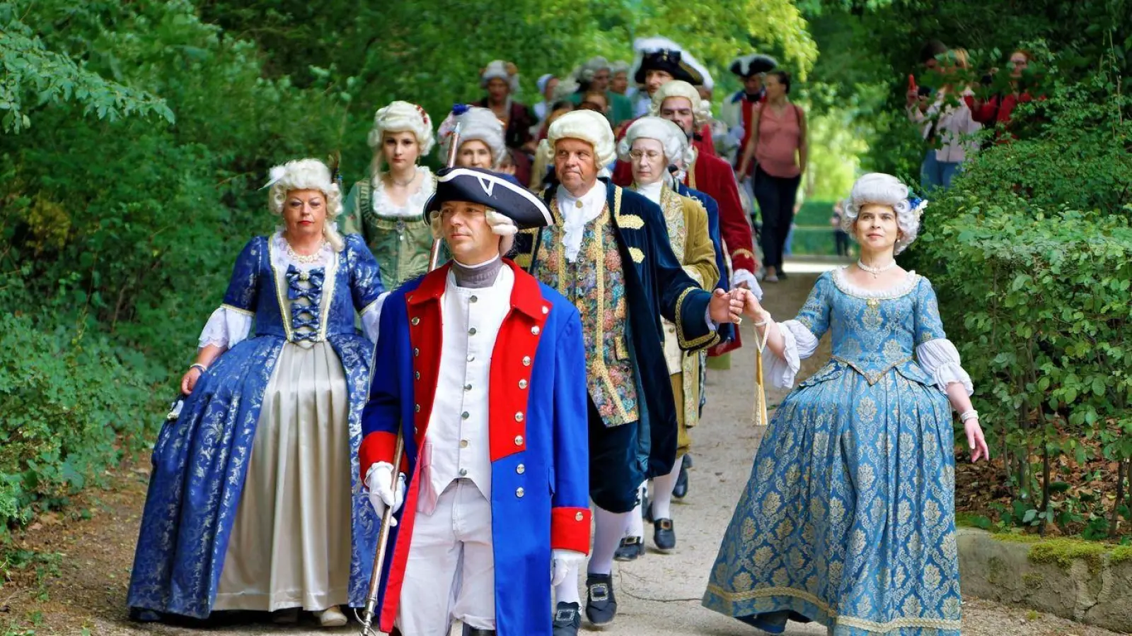 Der Hofstaat des Markgrafen hält Einzug in den Hofgarten. Dies wird nur einer von vielen Programmpunkten über die prunkvolle Vergangenheit Ansbachs sein.  (Archivbild: Florian Pöhlmann)