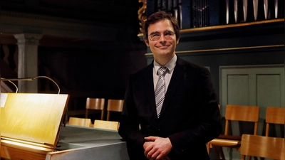 Wurde mit stehendem Applaus gefeiert: Matthias Flierl nach seinem Konzert an der Weigle-Orgel von Sachsen bei Ansbach. (Foto: Thomas Wirth)