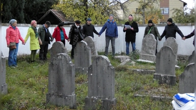 Zeichen des Friedens und der Solidarität: An den Grabsteinen bildeten die Anwesenden eine Menschenklette. (Foto: Karl-Heinz Gisbertz)