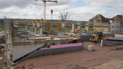 Unten feiern die geladenen Gäste, darüber wird gearbeitet: Dem Ersatzneubau der Rangauklinik fehlt noch ein Stockwerk. (Foto: Robert Maurer)
