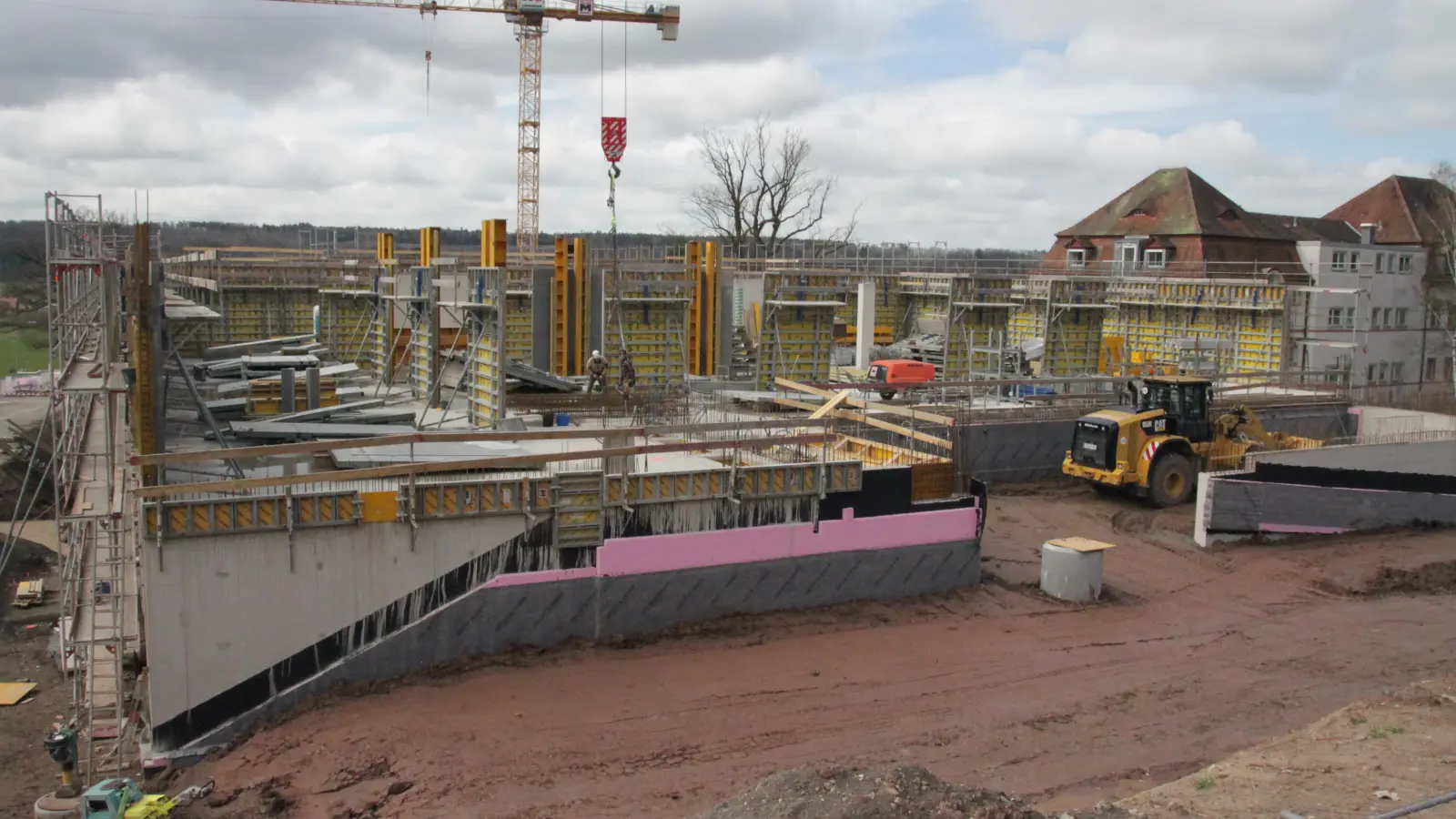 Unten feiern die geladenen Gäste, darüber wird gearbeitet: Dem Ersatzneubau der Rangauklinik fehlt noch ein Stockwerk. (Foto: Robert Maurer)
