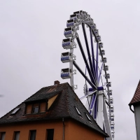 Rund 60 Meter hoch ragt das Riesenrad über die Häuser – derzeit allerdings dreht es sich nicht. (Foto: Simone Hedler)