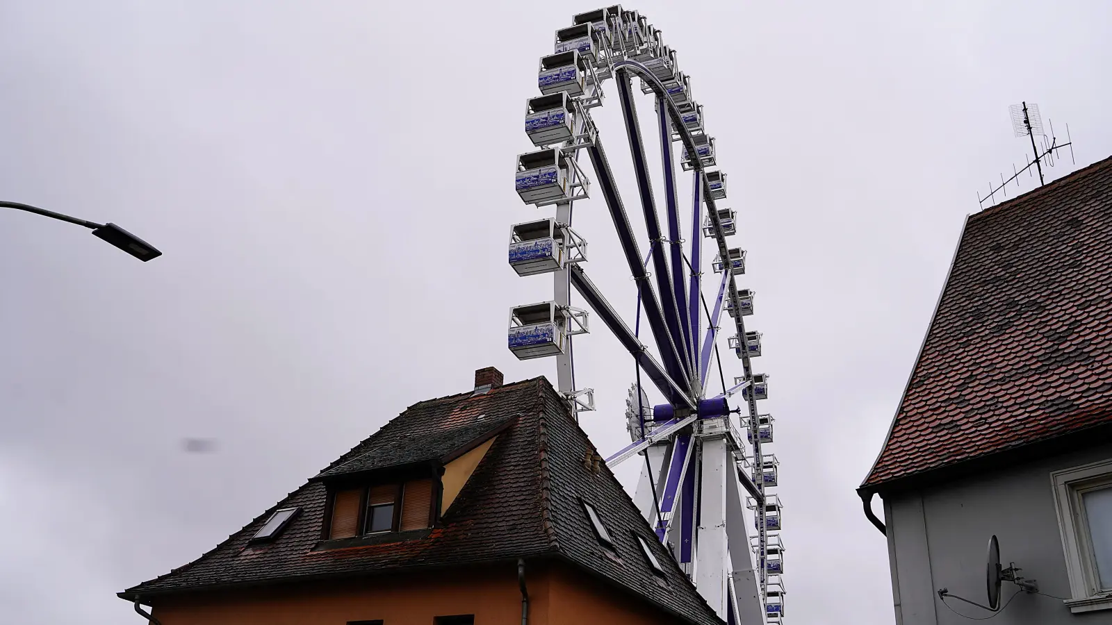Rund 60 Meter hoch ragt das Riesenrad über die Häuser – derzeit allerdings dreht es sich nicht. (Foto: Simone Hedler)