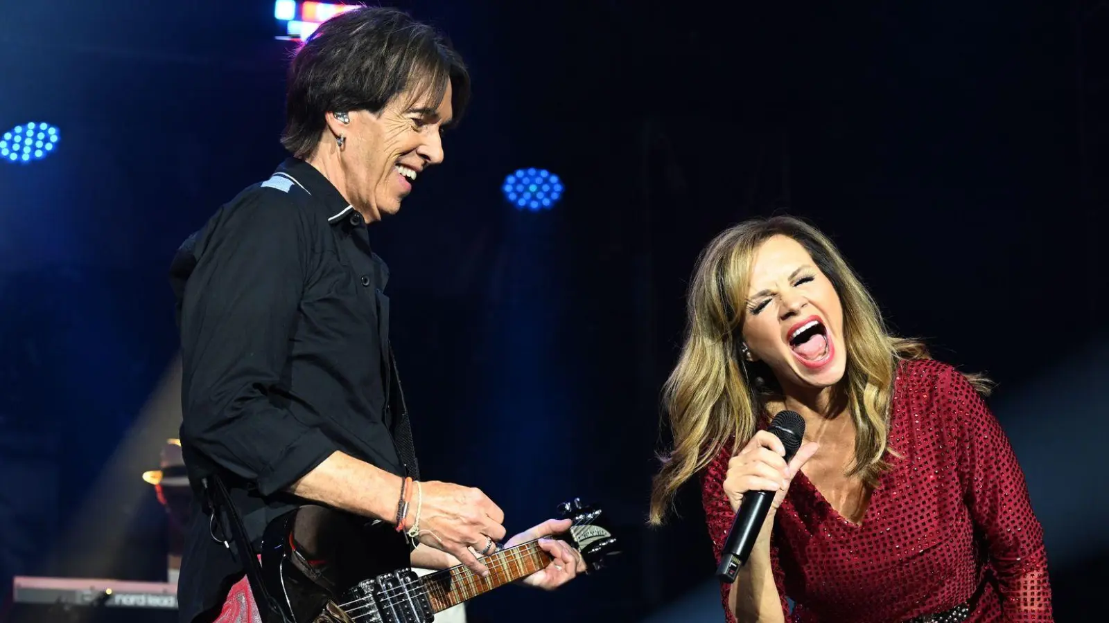 Harmonierten gut miteinander: Roxette-Urgestein Per Gessle und Neuzugang Lena Philipsson. (Foto: Felix Hörhager/dpa)