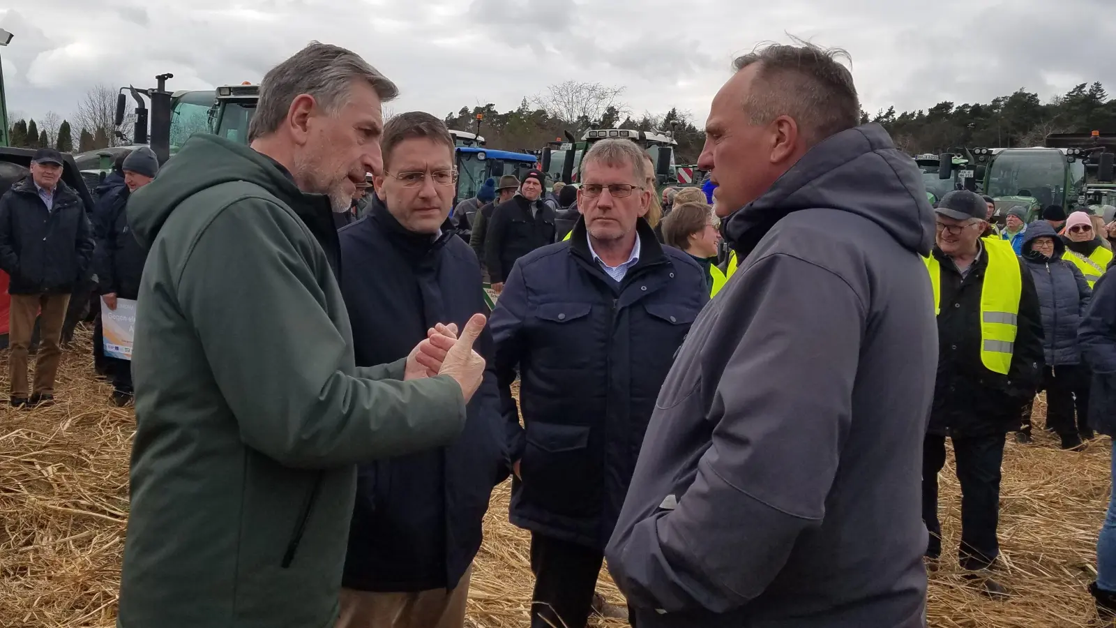 BBV-Präsident Günther Felßner (links) befindet sich auf der Kundgebung in Neuendettelsau im Gespräch mit Landrat Dr. Jürgen Ludwig (2. v. l), Bürgermeister Christoph Schmoll (rechts) und weiteren Teilnehmenden. (Foto: Philipp Zimmermann)