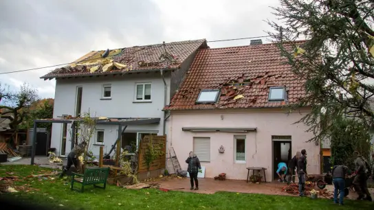 Anwohner beseitigen Unwetterschäden nach dem Unwetter mit Sturm und Hagel im Saarland. Drei Ortschaften waren von dem Gewitter mit Sturmböen am Donnerstag betroffen. (Foto: Rolf Ruppenthal/dpa)