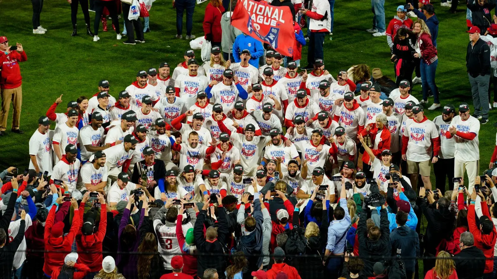 Die Philadelphia Phillies jubeln nach dem Sieg. (Foto: Matt Rourke/AP/dpa)