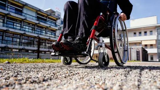 Im Straßenraum lauern überall Gefahren, auch für Rollstuhlfahrer. In Rothenburg wurde eine Seniorin jetzt von einem Lkw-Lenker übersehen und leicht verletzt. (Symbolbild: Uwe Anspach/dpa)