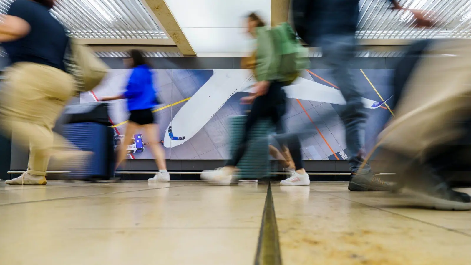 Fliegen kann teuer sein - deshalb suchen Reisende gern nach Schlupflöchern zum Sparen. (Foto: Andreas Arnold/dpa/dpa-tmn)