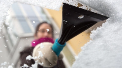 Klare Kante, aber sicher: Eiskratzer aus Kunststoff schonen die Scheiben. (Foto: Bodo Marks/dpa-tmn)