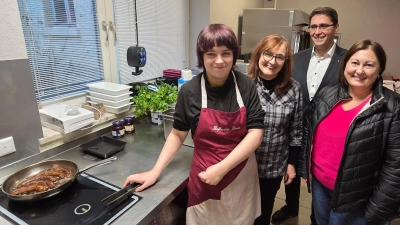 Hat ihre Küche im Griff: Jenny Hartnagel (links) mit Chefin Cornelia Horn (dahinter) sowie Wolfgang Langer und Birgit Spandl von der Agentur für Arbeit. (Foto: Agentur für Arbeit)
