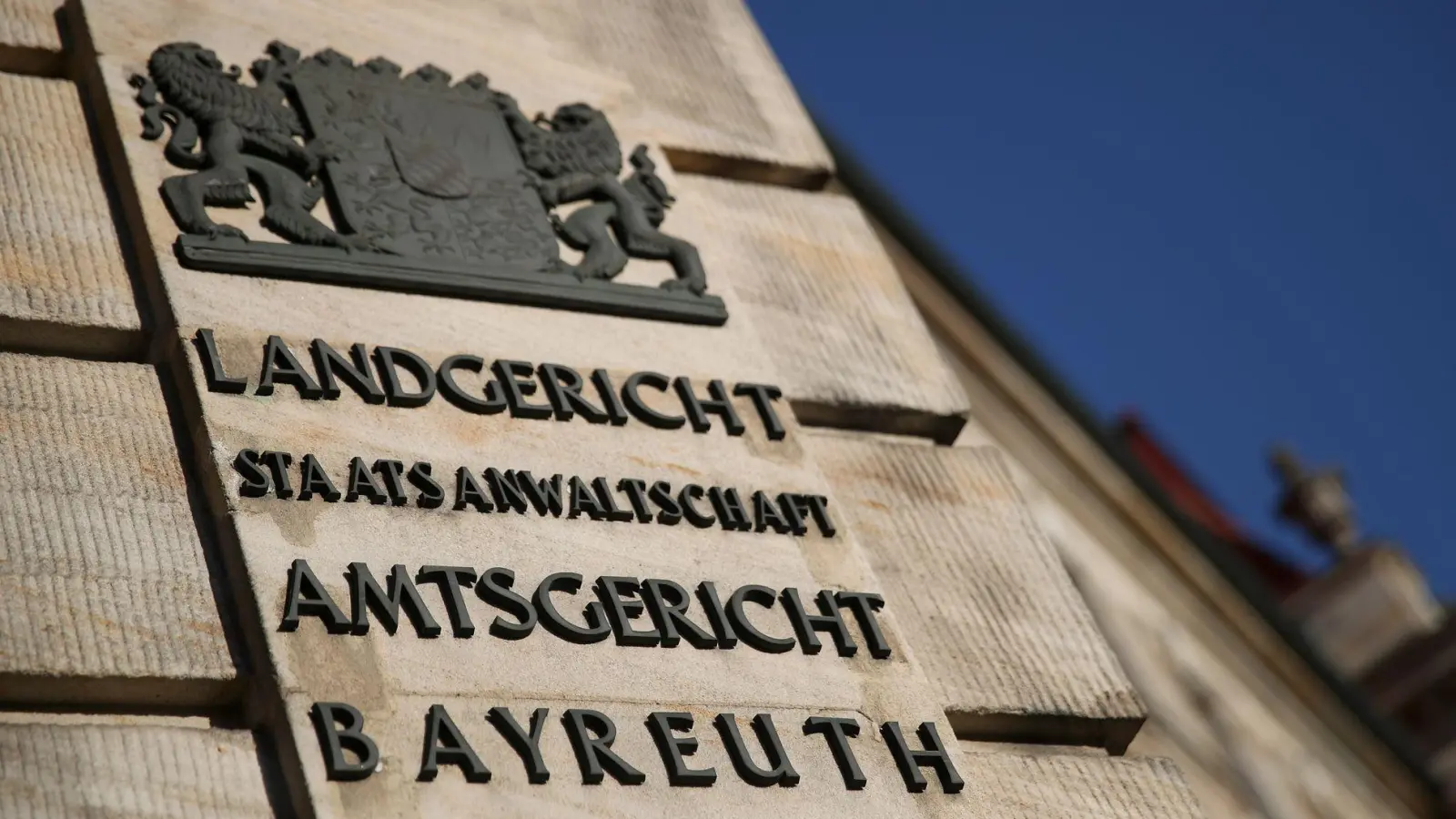 Die Staatsanwaltschaft Bayreuth hat Anklage gegen vier junge Tatverdächtige erhoben. (Symbolbild) (Foto: Daniel Karmann/dpa)