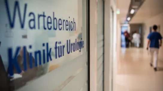 Wartebereich der Urologie in der Uniklinik Frankfurt am Main. (Foto: Andreas Arnold/dpa)
