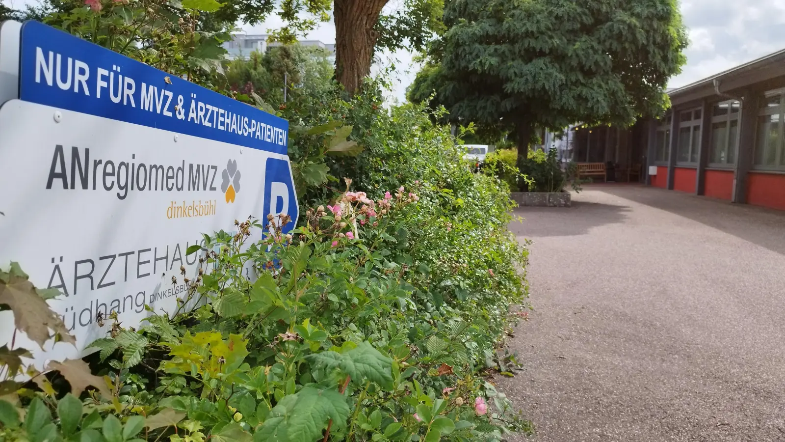 ANregiomed will die ambulanten Angebote vom Ärztehaus Südhang in Dinkelsbühl auf das Klinikgelände holen. Die Kündigung eines Vertrages hat nun neue Gerüchte zur Zukunft des MVZ ausgelöst. (Foto: Robert Maurer)