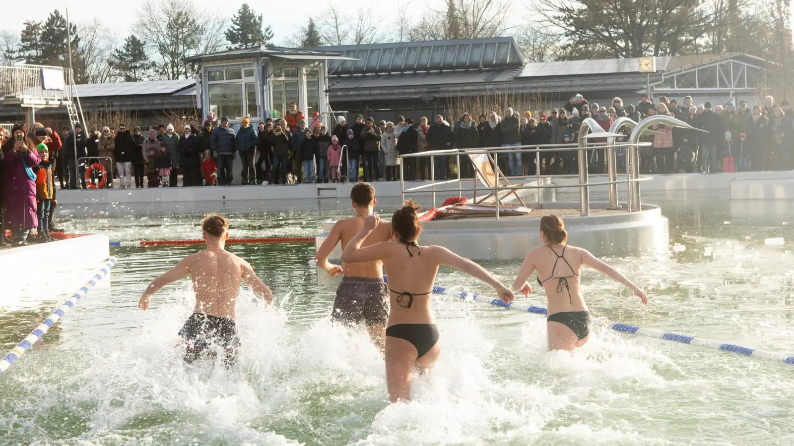 Beim Neujahrsschwimmen in Herrieden hatte sich im Vorjahr die Rekordzahl von über 100 Menschen ins nur ein Grad kalte Wasser gestürzt. (Foto: Evi Lemberger)