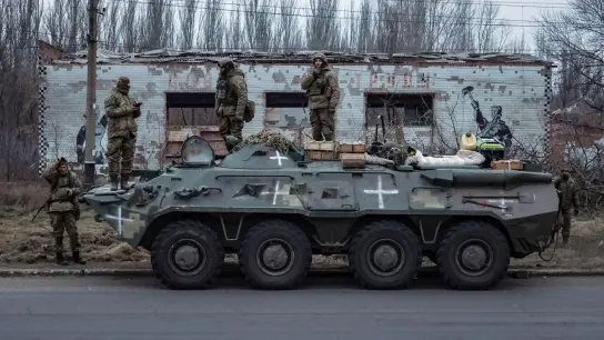 Ukrainische Soldaten auf dem Weg an die Front in der Region Donezk. (Foto: Andriy Dubchak/AP/dpa)
