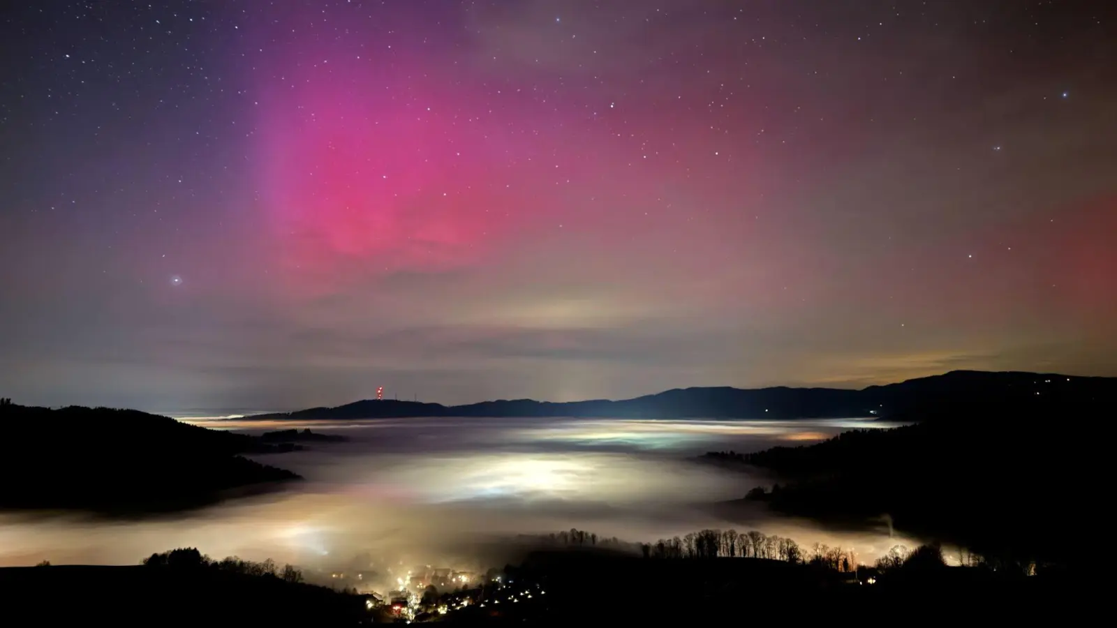 Polarlicht überm Wolkenteppich (Foto: Valentin Gensch/dpa)