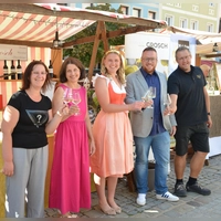 Die Winzerinnen Katharina Fürstenhöfer, Anke Gümpelein, Weinprinzessin Alisa I. Falk und Neustadts Bürgermeister Alexander Müller mit Winzer Stefan Düll (von links) stießen mit dem Prinzessinnenwein an. (Foto: Christa Frühwald)