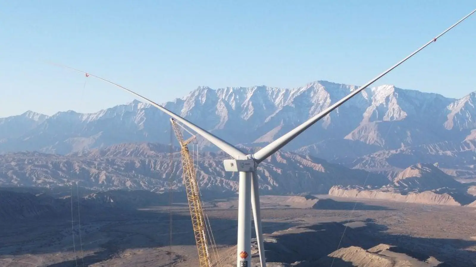 Eine Windturbine nach der Installation in der nordwestchinesischen autonomen Region Xinjiang. (Foto: Liu Zhenlu/XinHua/dpa)