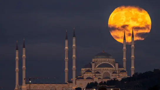 Istanbul bei Nacht. Um vier Uhr morgens hat in der Westtürkei die Erde gebebt. (Foto: Emrah Gurel/AP/dpa)