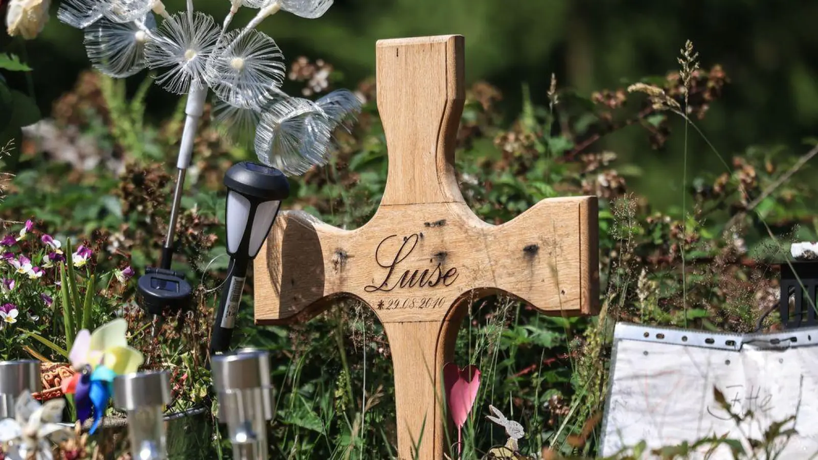 Am Waldrand wurde die Zwölfjährige getötet - eine kleine Gedenkstätte erinnert dort an das Mädchen. (Archivbild) (Foto: Oliver Berg/dpa)