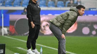Marcel Rapp (l) muss mit Kiel die nächste Niederlage hinnehmen, Christian Eichner (r) darf aufatmen. (Foto: Uli Deck/dpa)