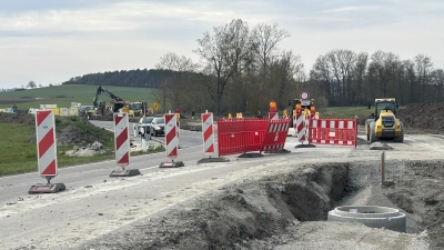 Verengte Fahrbahn: Aufgrund des Radwegbaus wird die Straße kurz vor dem Ortseingang Rauenzell noch für einige Wochen nur einspurig zu befahren sein. Zeitgleich wird an der Brücke (im Hintergrund) gearbeitet. (Foto: Florian Pöhlmann)