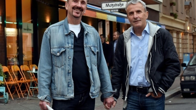 Karl Kreile (l) und Bodo Mende spazieren im September 2017 durch Berlin. Das Paar ist seit 1979 zusammen und gehörte zu den ersten, die ihre eingetragene Lebenspartnerschaft in eine Ehe umwandeln ließen. (Foto: Britta Pedersen/dpa-Zentralbild/dpa)