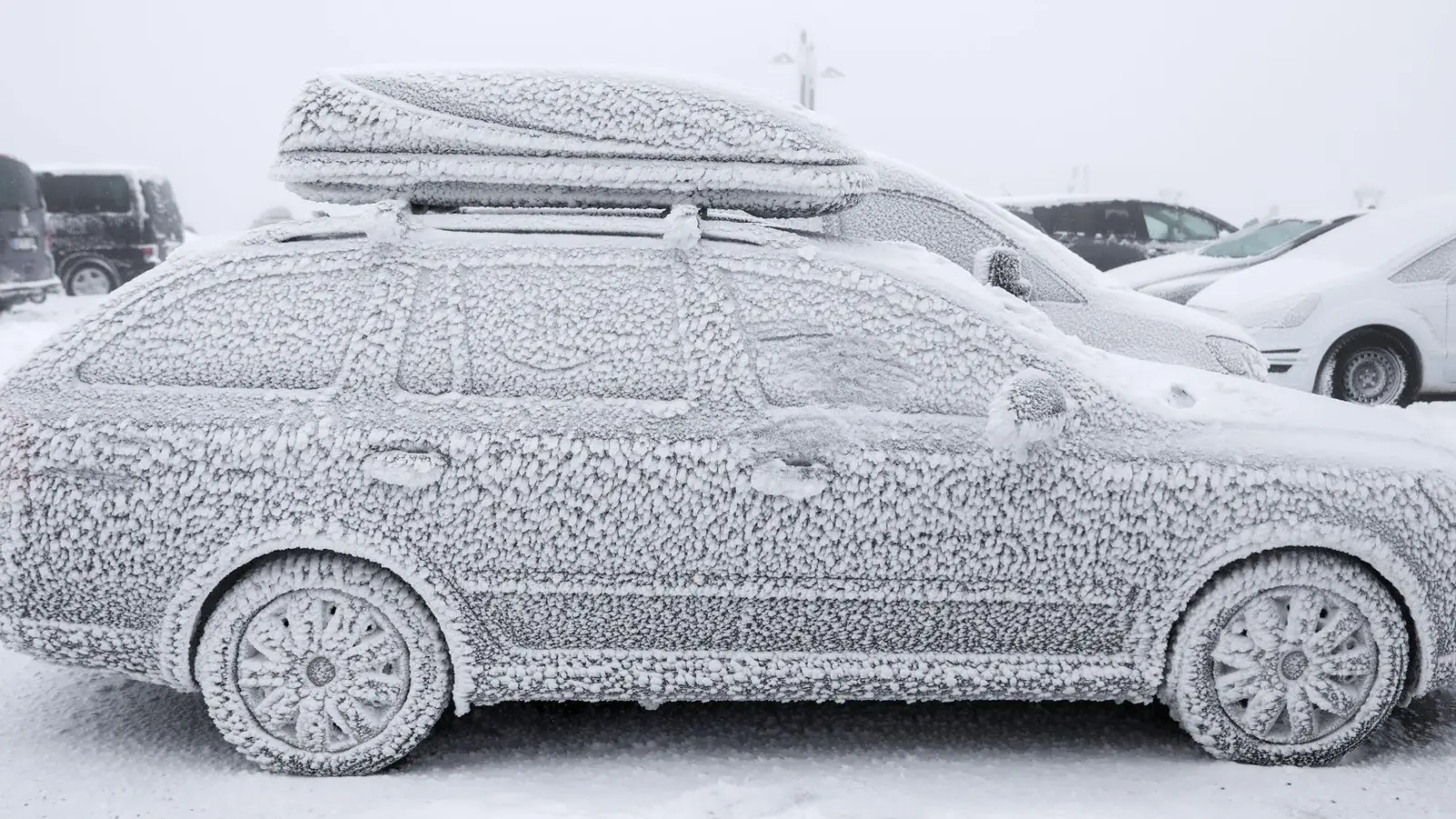 Brrr -  saukalt! Mit Eiskratzer und sorgfältiger Vorbereitung sorgt man auch in solchen Fällen für freie Sicht und damit Sicherheit auf winterlichen Straßen. (Foto: Jan Woitas/dpa/dpa-tmn)