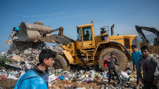 Tagelöhner sammeln auf einer Mülldeponie verwertbare Dinge. Inmitten der schwersten Wirtschaftskrise im Libanon droht der Abfallwirtschaft ein neues Tief. (Foto: Arne Bänsch/dpa)