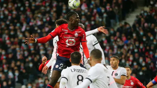Der HSV könnte an einem möglichen Wechsel von Lilles Amadou Onana (M) mitverdienen. (Foto: Michel Spingler/AP/dpa)