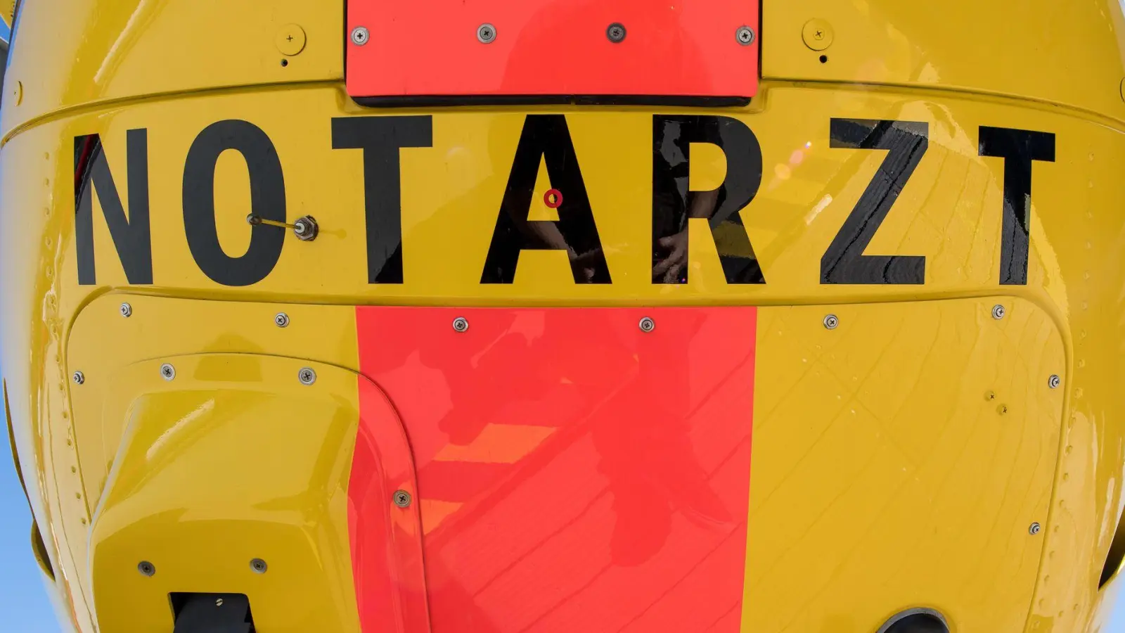 Ein Rettungshubschrauber brachte den 30-Jährigen in ein Krankenhaus, wo er später starb. (Symbolbild) (Foto: Fabian Sommer/dpa)