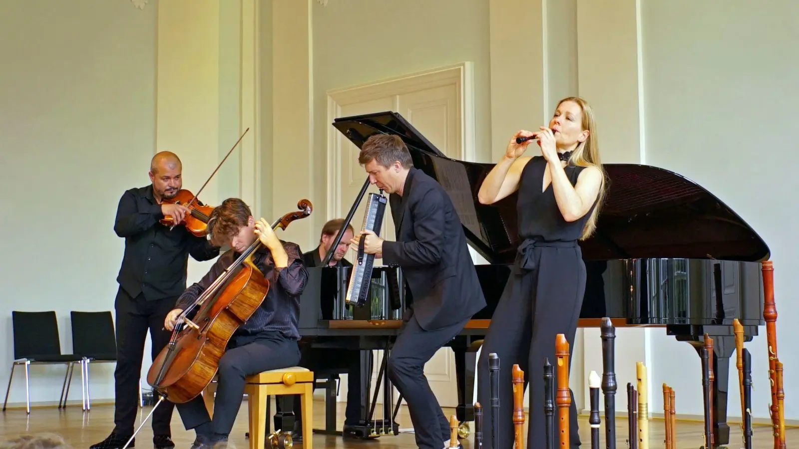 Erfolgreich mit ihrem Crossover-Konzept: Spark, der Geiger Stefan Balazsovics, der Cellist Victor Plumettaz, der Pianist Christian Fritz und Daniel Koschitzki und Andrea Ritter an der Melodica und dier Blockflöte. (Foto: Elke Walter)