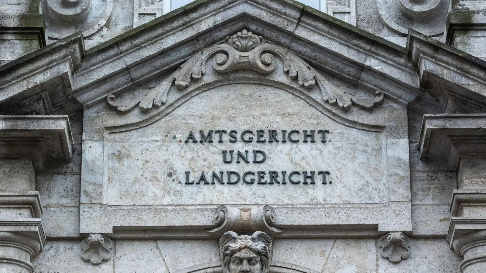 Der Hauptangeklagte brach während der Urteilsverkündung zusammen und musste notärztlich versorgt werden. (Symbolbild) (Foto: Armin Weigel/dpa)