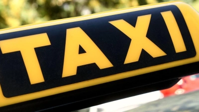 Ein Taxifahrer rettete einen Rentner vor einem hohen Vermögensverlust. (Symbolbild) (Foto: Paul Zinken/dpa)