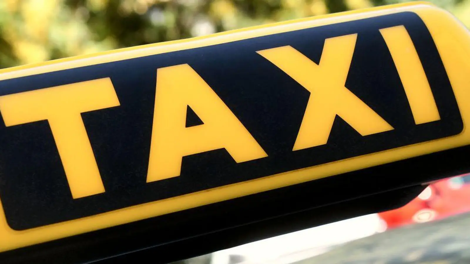 Ein Taxifahrer rettete einen Rentner vor einem hohen Vermögensverlust. (Symbolbild) (Foto: Paul Zinken/dpa)