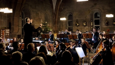 Beim Neujahrskonzert im Heilsbronner Refektorium: die Erzgebirgische Philharmonie Aue unter der Leitung von Dieter Klug. (Foto: Thomas Wirth)