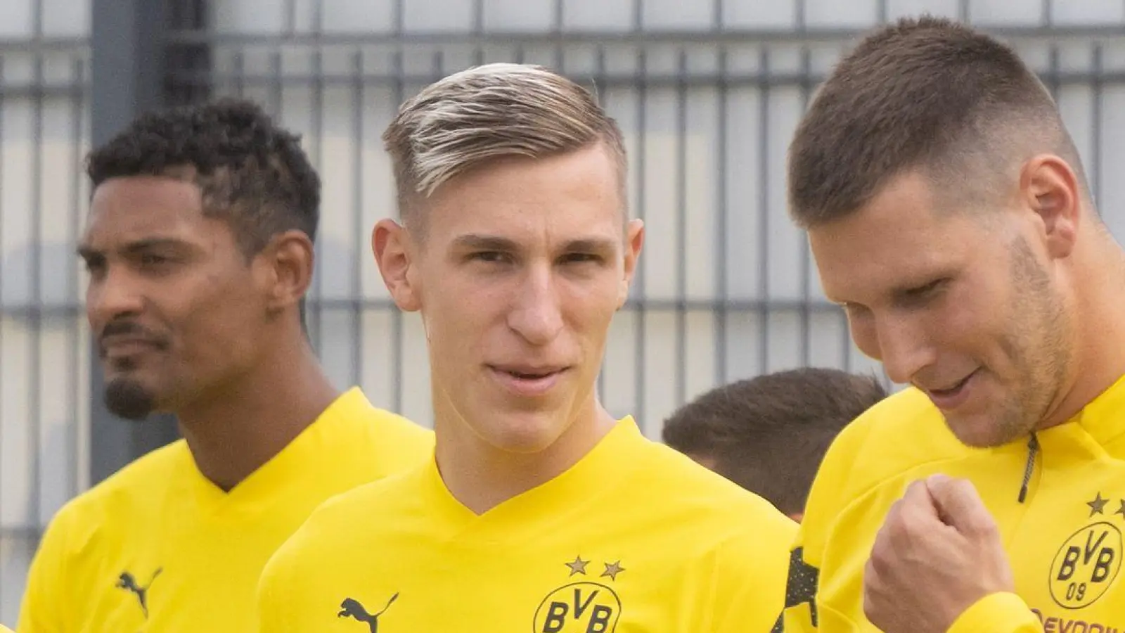 Wie Süle fehlt auch Schlotterbeck (m) weiter. (Archivbild) (Foto: Bernd Thissen/dpa)