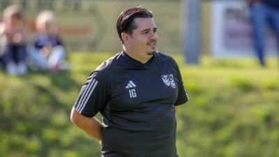 Hat weiterhin die Kreisliga im Blick: Izzet Günes, Trainer der SG Petersaurach/Großhaslach. (Foto: Markus Zahn)