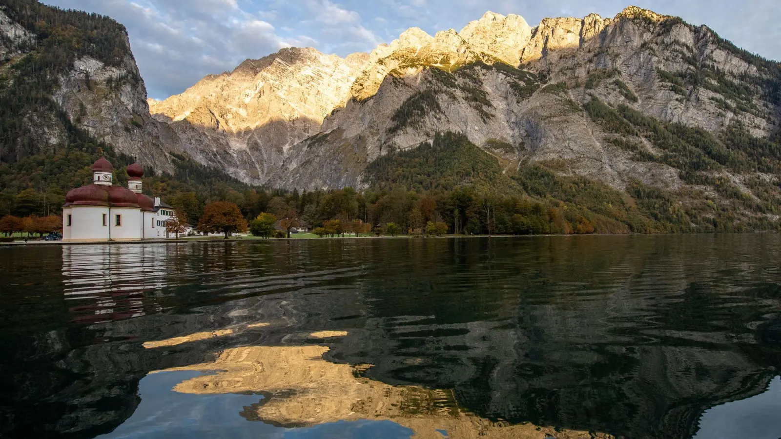 Rettungskräfte konnten die verletzte Bergwanderin aus dem Wasser bergen. (Illustration) (Foto: Lino Mirgeler/dpa)