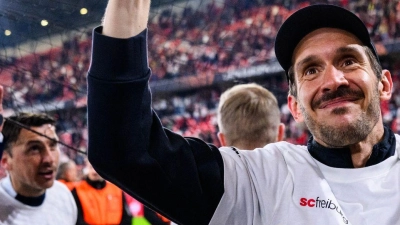 Julian Schuster jubelte emotional über den Finaleinzug - und möchte seinen Weg mit dem SC Freiburg nun krönen. (Archivbild) (Foto: Tom Weller/dpa)