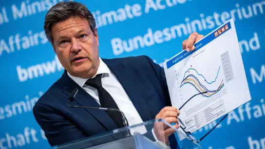 Wirtschaftsminister Robert Habeck. In Sachen Gasversorgung will die Bundesregierung Deutschland in eine Art Alarmbereitschaft versetzen. (Foto: Michael Kappeler/dpa)