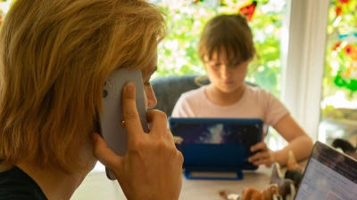 Weniger Homeoffice, mehr Zeit fürs Kind? Wer dafür im Job kürzertritt, kann Kindererziehungszeiten für die Rente bekommen – Väter genauso wie Mütter. (Foto: Christin Klose/dpa-tmn)