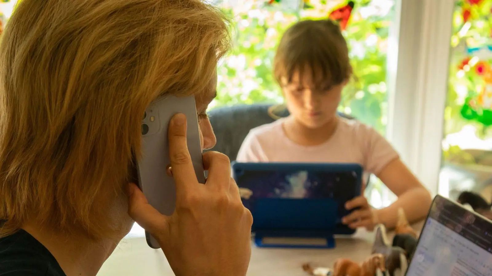 Weniger Homeoffice, mehr Zeit fürs Kind? Wer dafür im Job kürzertritt, kann Kindererziehungszeiten für die Rente bekommen – Väter genauso wie Mütter. (Foto: Christin Klose/dpa-tmn)