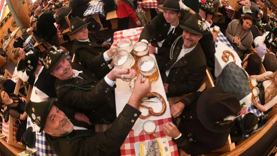 Schützen feiern im Schützenzelt. (Foto: Felix Hörhager/dpa)
