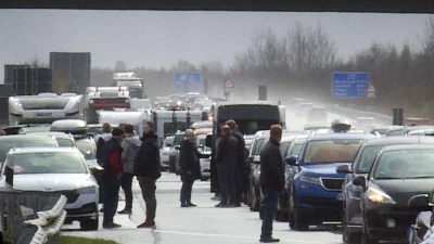 Aufgrund eines Hagelschauers mit Starkregen hat es auf der Autobahn 31 in Niedersachsen zeitgleich mehrere Unfälle gegeben. (Foto: -/NWM-TV/dpa)