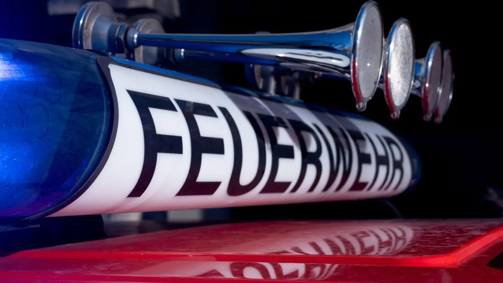 Die Feuerwehr rückte in der Nacht zu einem Einsatz in Königsbrunn aus. (Symbolbild) (Foto: Niklas Treppner/dpa)